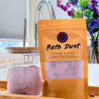 Lavender & Seeds Bath Dust naast een gevuld bad