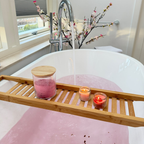 Rose & Petals Bath Dust naast een roze bad met rozenblaadjes